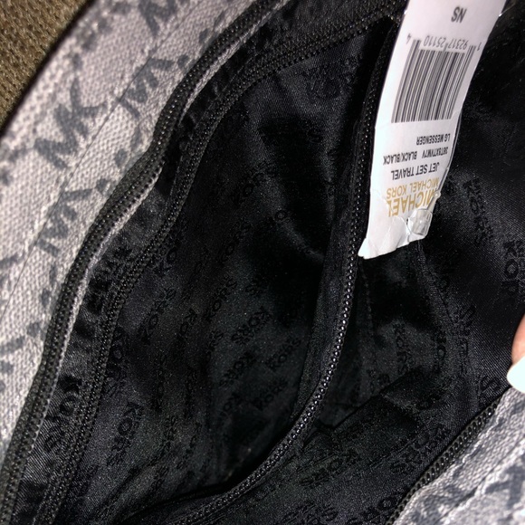 Micheal Kors cross body - Picture 2 of 4